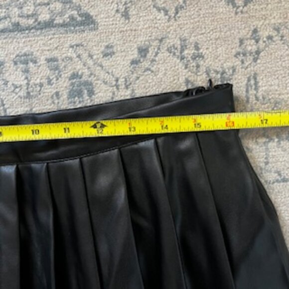 BCBG Black Pleated Mini Skirt - Picture 4 of 9